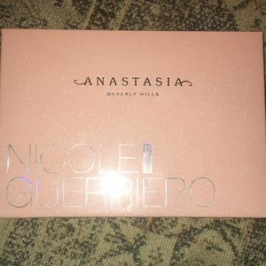 Anastasia Beverly Hills Nicole Guerriero glow kit